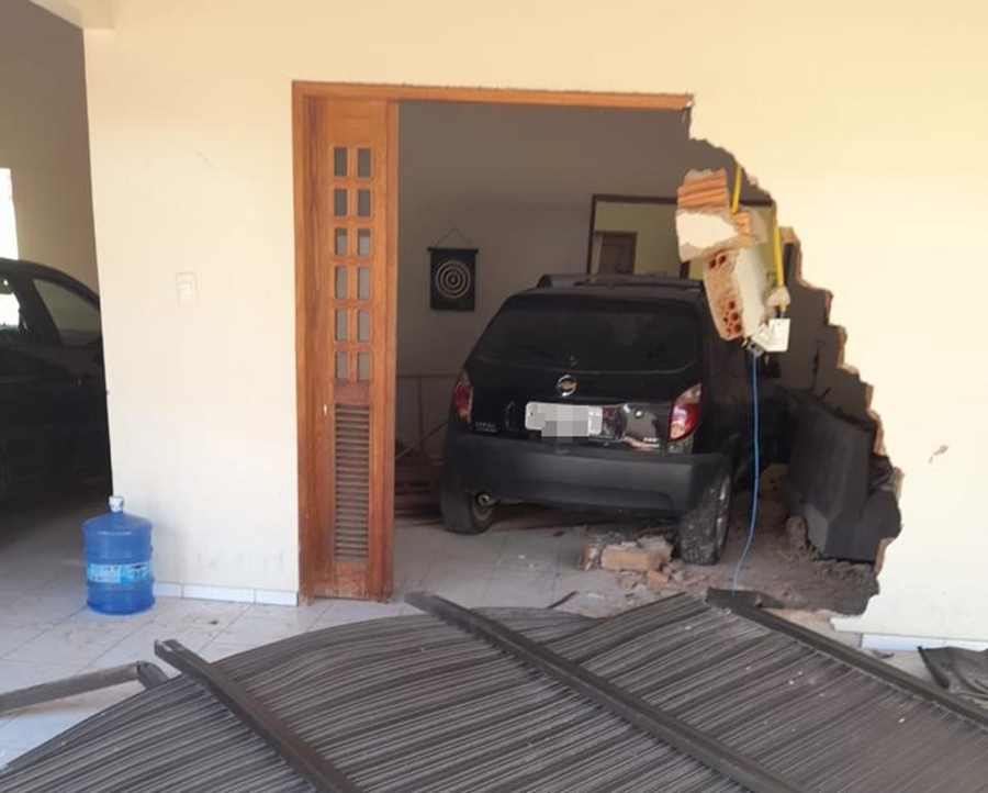 O veículo derrubou a parede da sala da residência