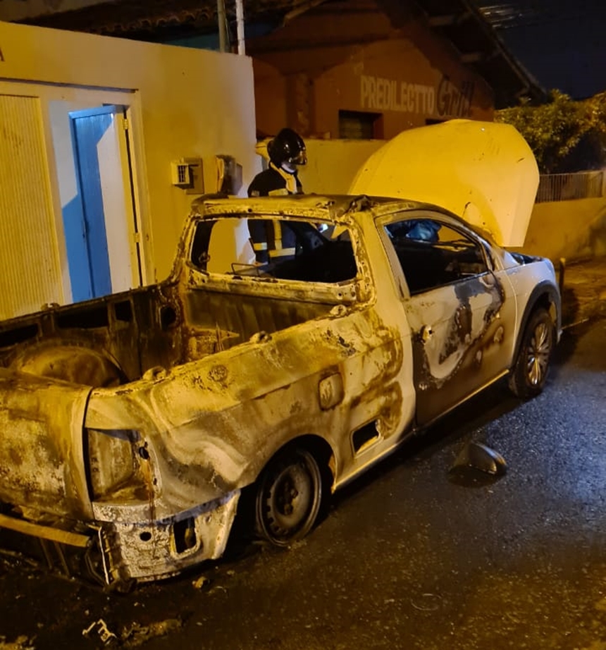 O veículo ficou totalmente destruído após pegar fogo