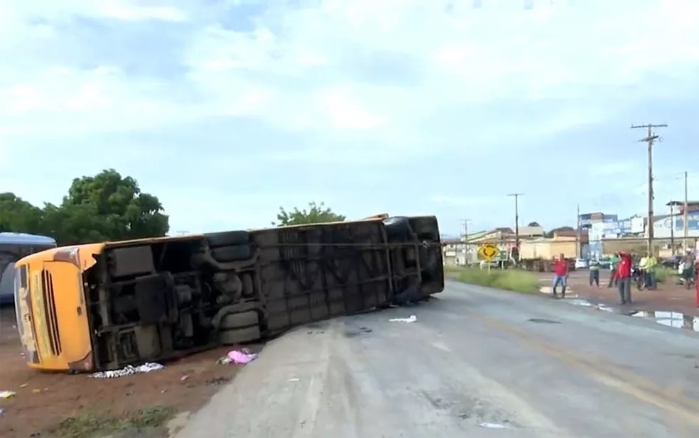Ônibus que saiu de Valença do Piauí tomba e deixa cinco mortos na Bahia