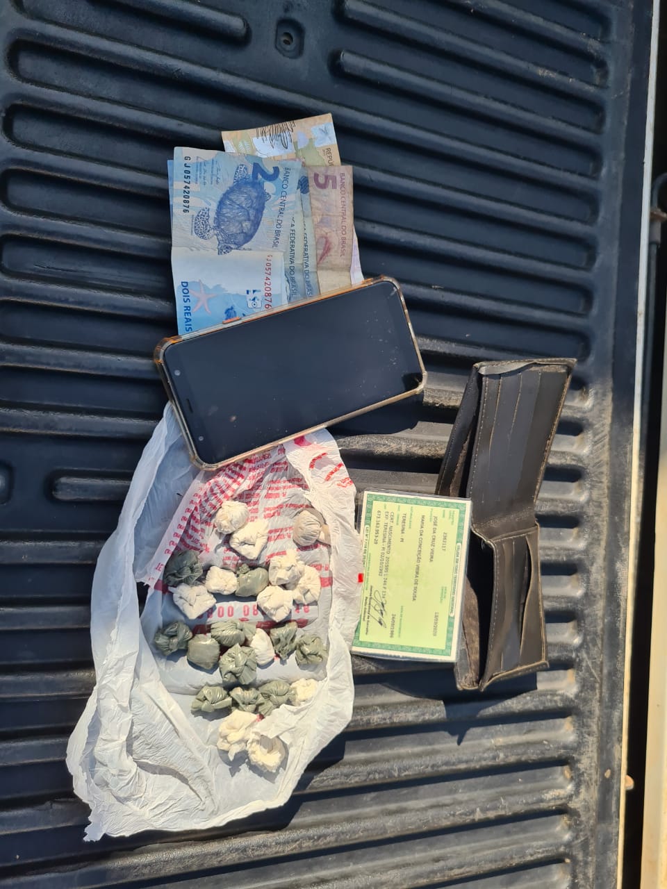 Os policias apreenderam 23 trouxas de maconha e a quantia em dinheiro de R$140,00