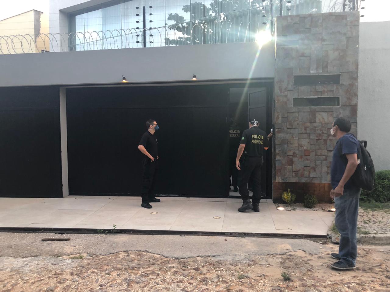 Policiais federais azem buscas em residência