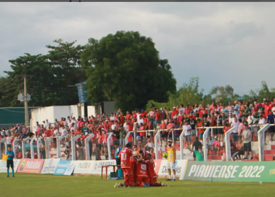 4 de Julho comemorando seu gol