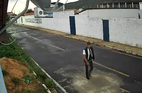 Câmera flagra chegada do acusado de matar grávida e filhos ao local do crime em Paquetá