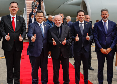 Lula usa par de tênis no valor de R$ 10,5 mil