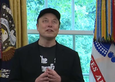 Elon Musk com o olho roxo em evento com Trump