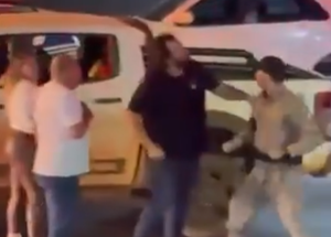 Motorista tenta bater em policial