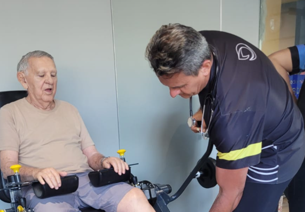 O Sr. Edmilson Nogueira (89 anos) fortalece suas pernas na musculação terapêutica