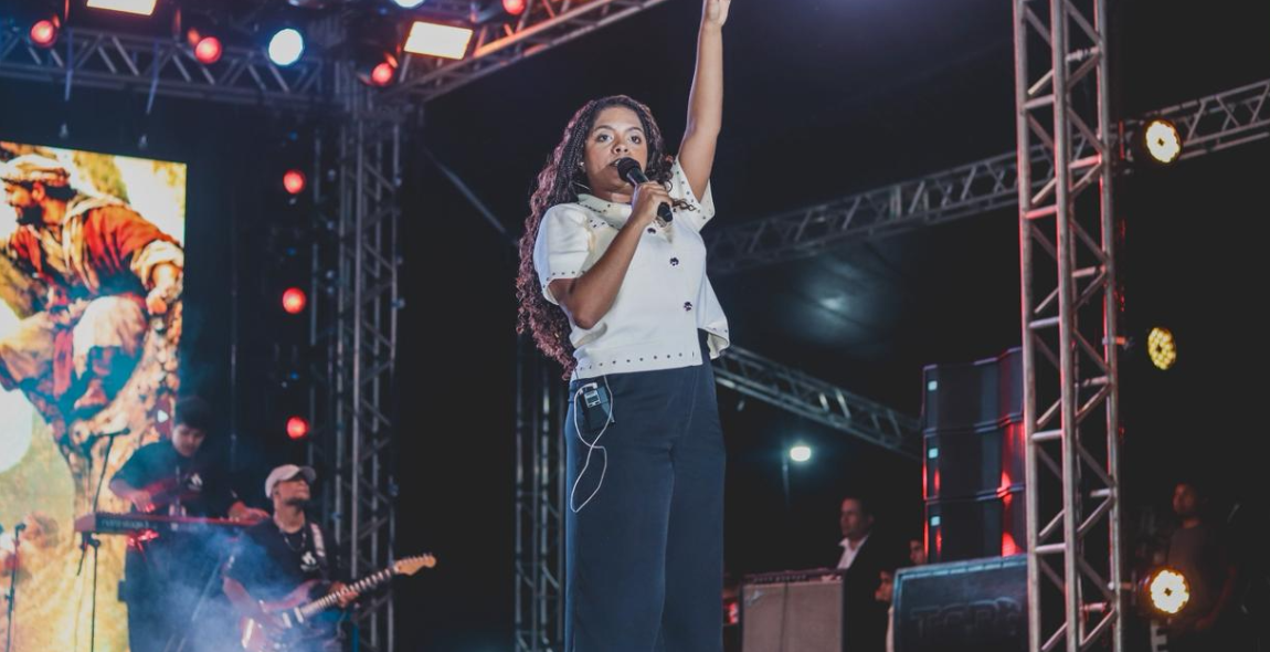 Cantora Kemilly Santos