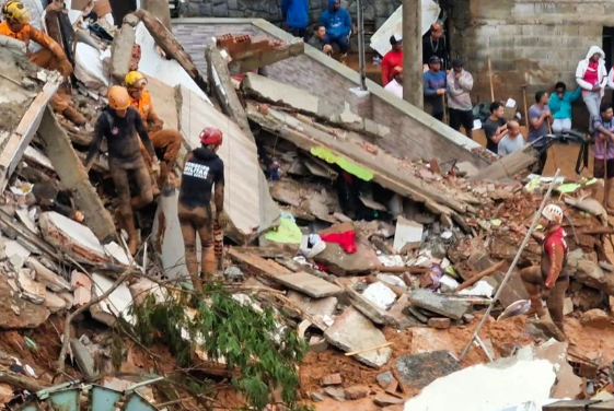 Equipes do Corpo de Bombeiros trabalhando em desabamento de imóvel