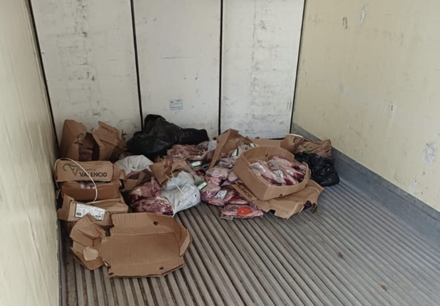 Adapi e PRF apreendem carga de carne vencida e sem refrigeração na BR 316