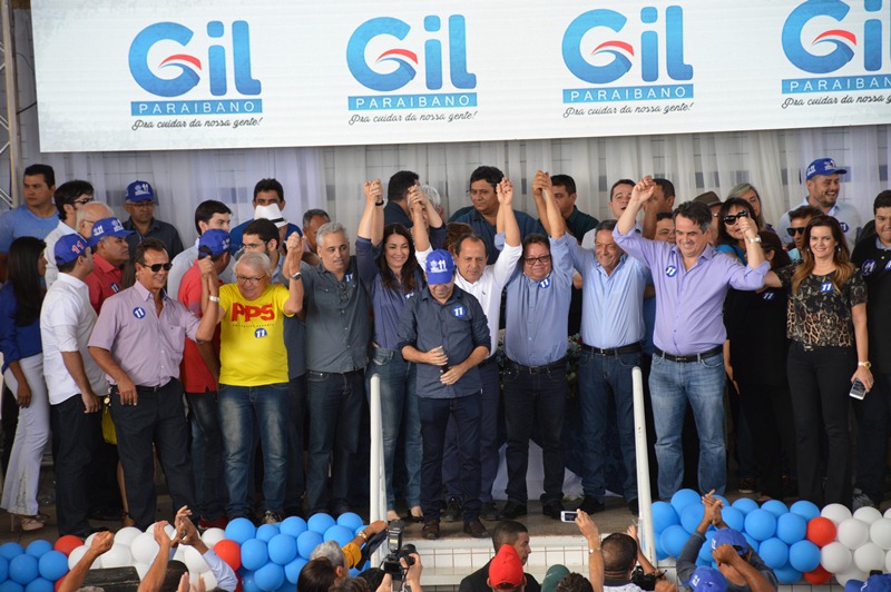 Correligionários de  Gil Paraibano comemoram sucesso da convenção.