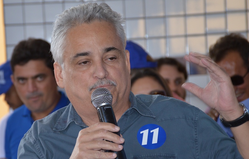 Deputado Robert Rios Magalhães ataca prefeito de Picos,Padre Walmir (PT).