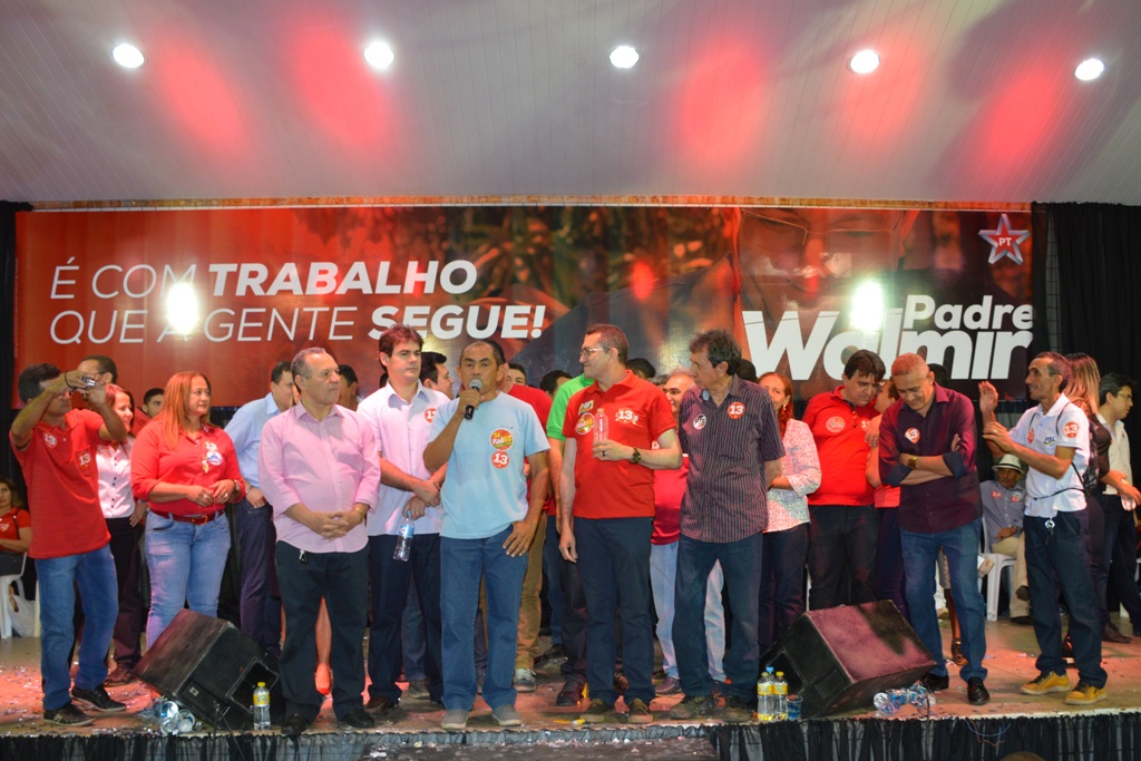 Teles subiu ao palanque e discursou na Convenção do Padre Walmir 