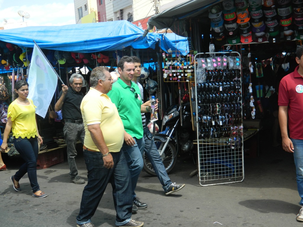 Candidato realiza caminhada no centro de Picos