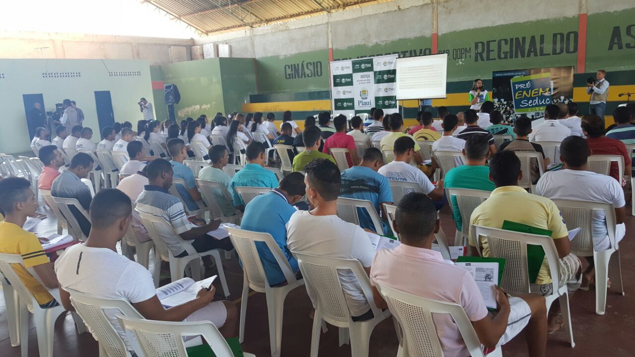 Detentos participam de revisão para Enem 2016