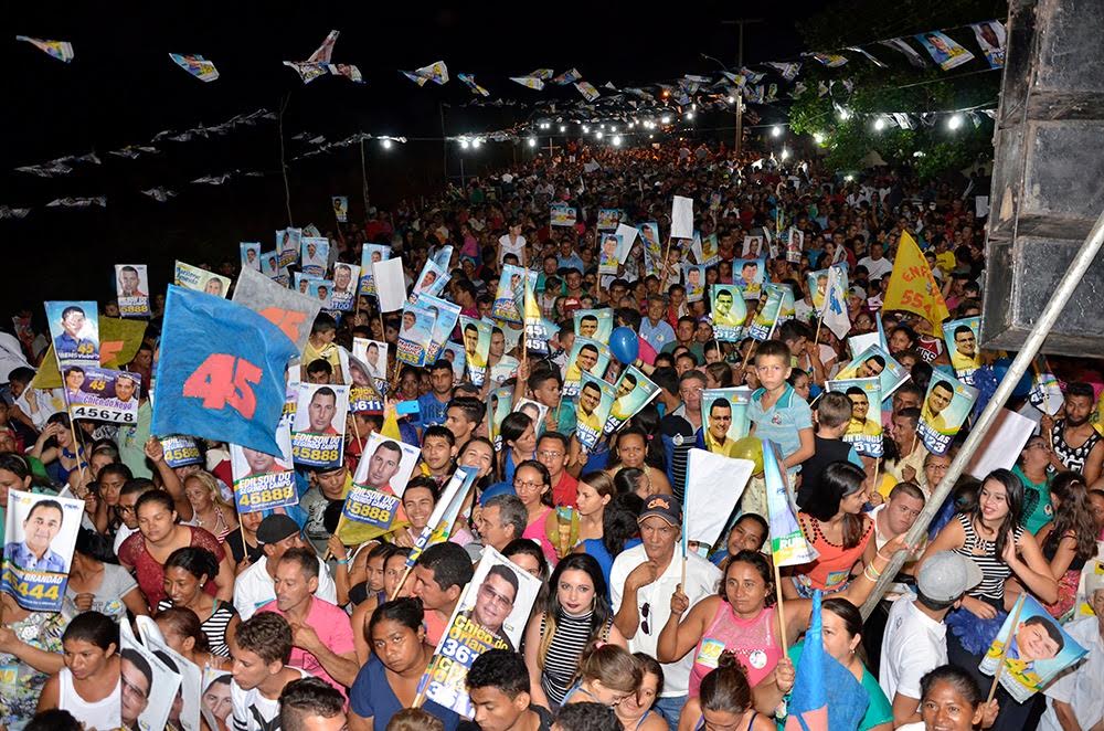 Comício reuniu centenas de pessoas