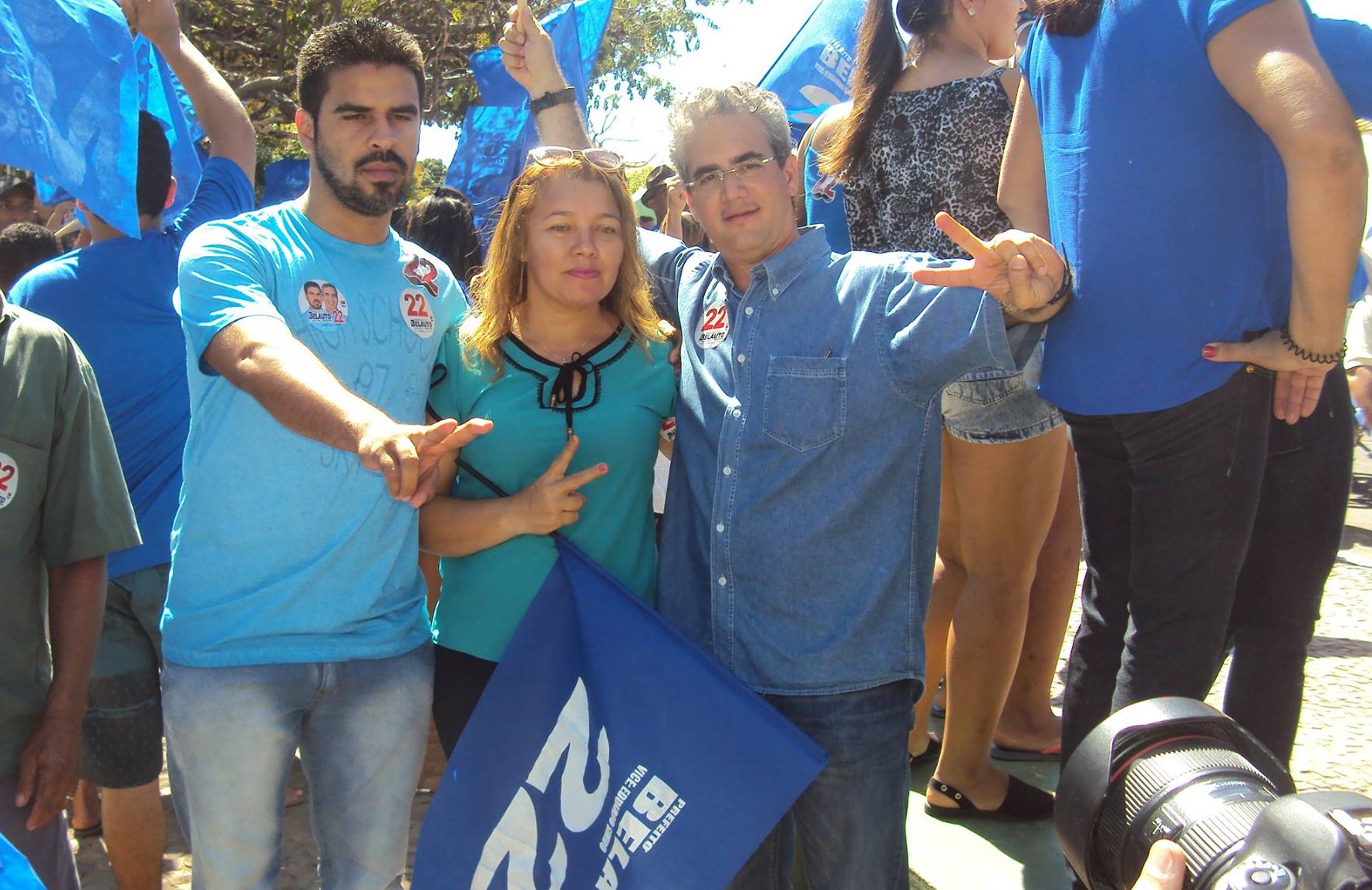 Eduardo Sindô (camisa jeans) ao lado do candidato a prefeito Belauto Bigode em caminhada