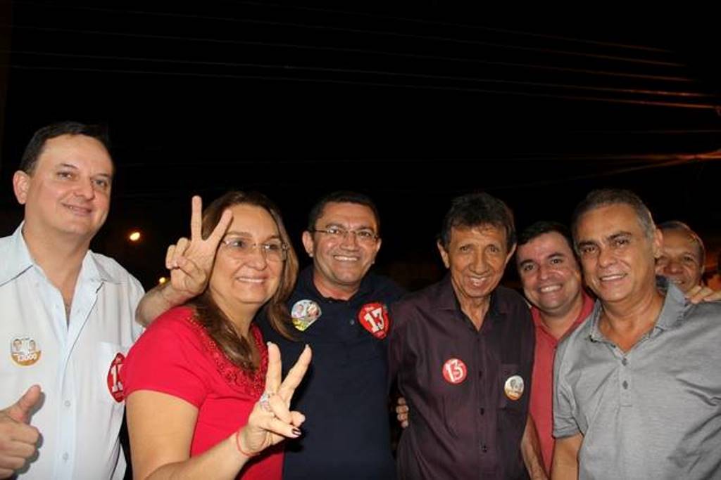 Padre Walmir com lideranças que o apoiam