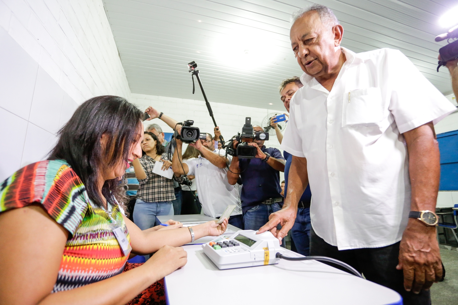 Dr. Pessoa se preparando para votar