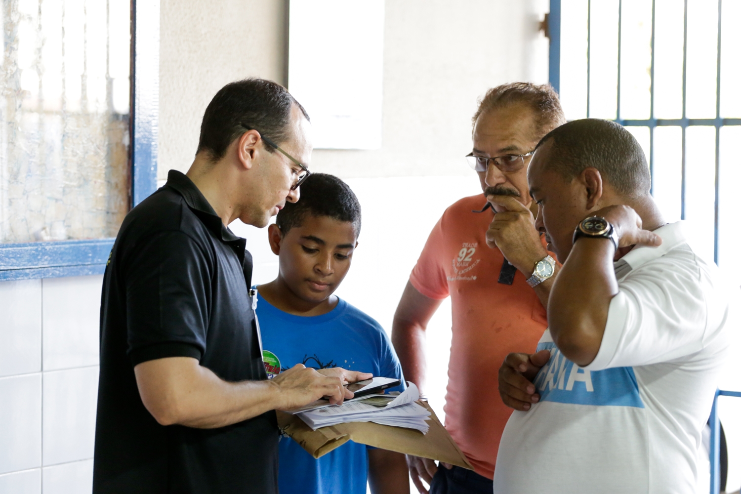Equipe do TRE tentando resolver alguns problemas