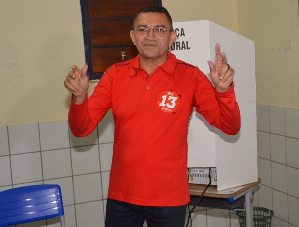 Padre Walmir acena após deixar cabine de votação