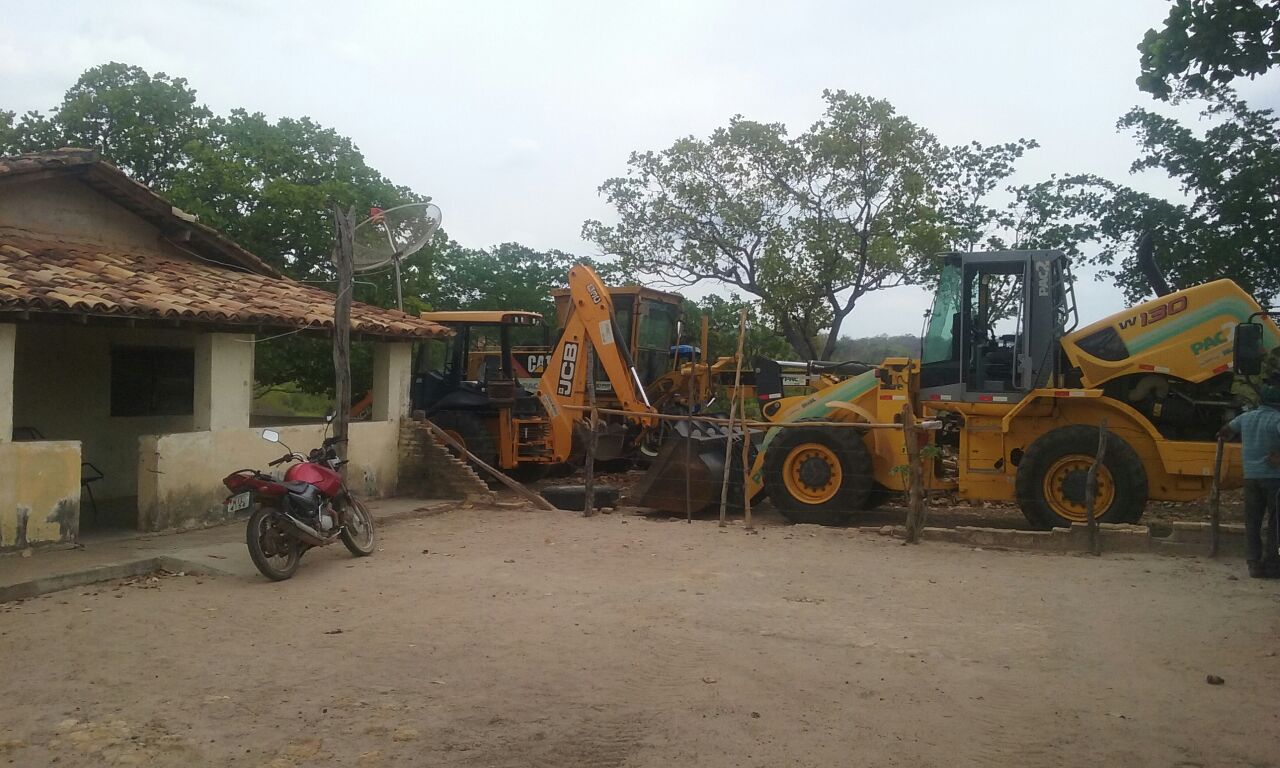 Máquinas do PAC são flagradas na fazenda do prefeito 