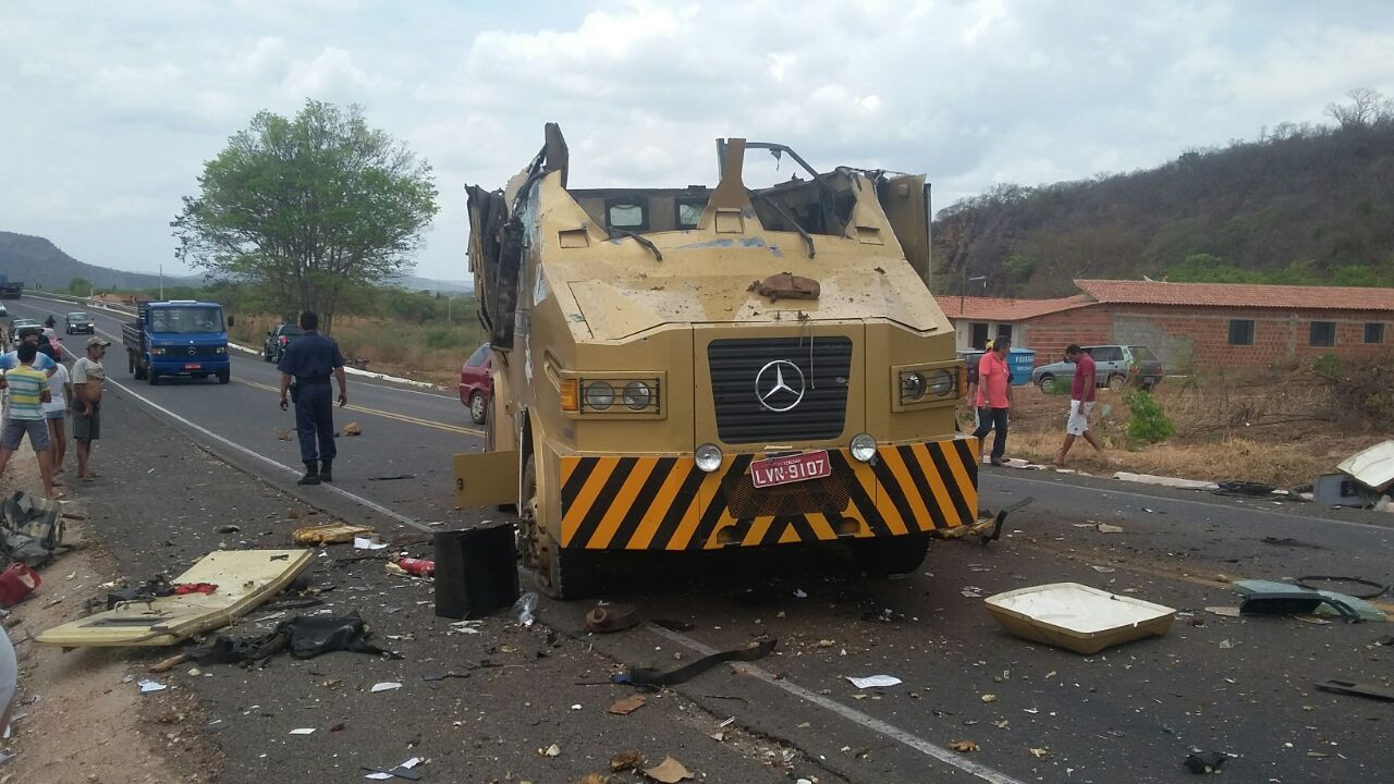 Bandidos explodem carro-forte