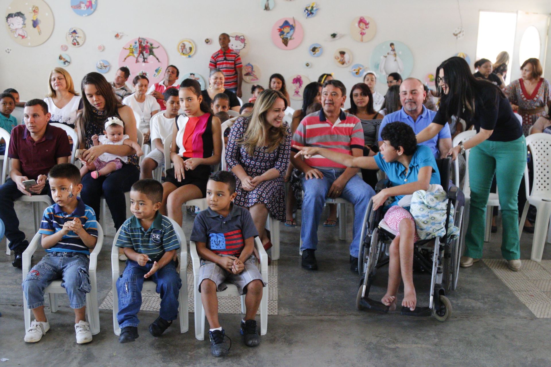 Wellington e Rejane  visitam crianças no Lar Maria João de Deus