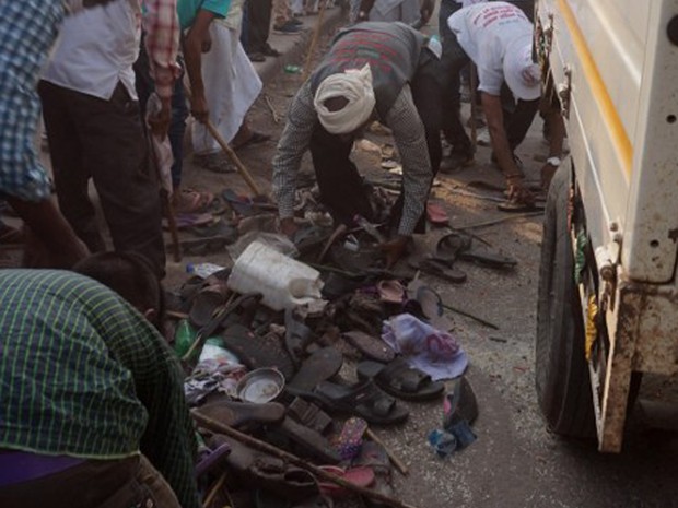 Sapatos foram deixados após a correria