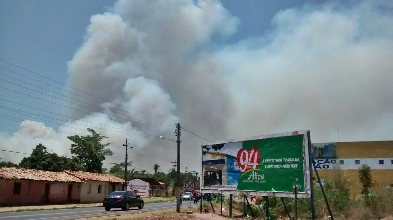 Bombeiros são acionados para controlar incêndio em Altos