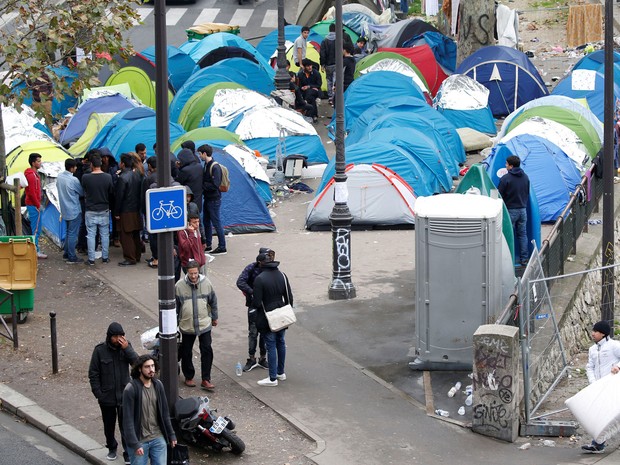 Imigrantes dormem nas ruas de Paris