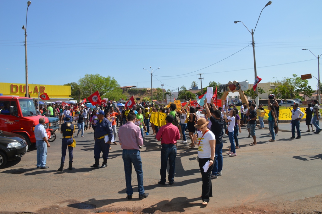 Manifesfantes invadem pista da BR-316.