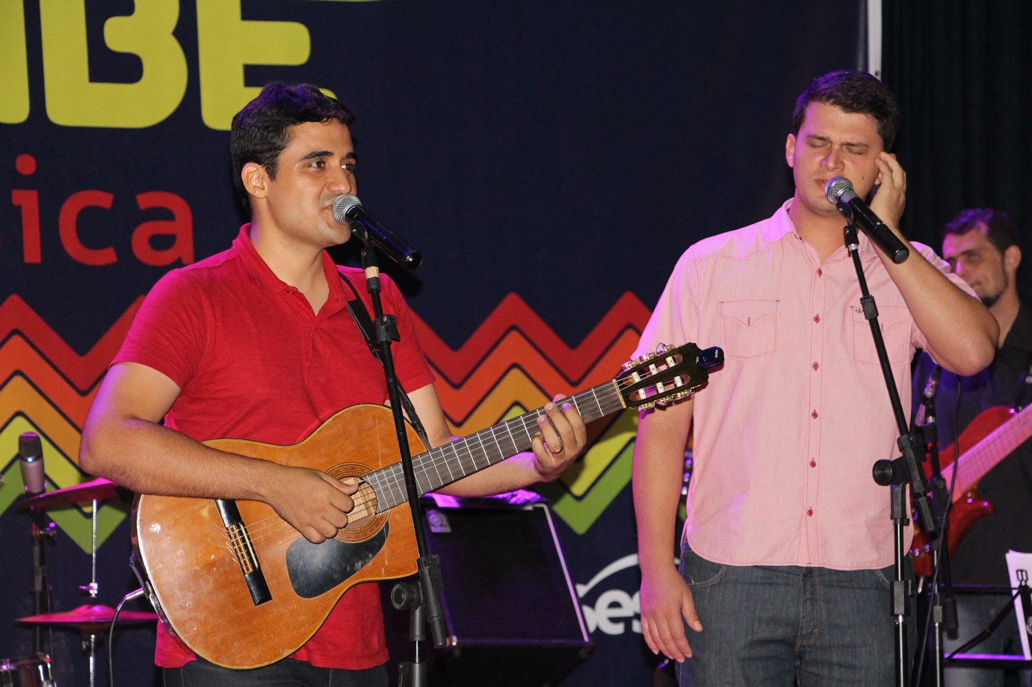 Dupla Lucas e Rômulo se apresenta na 1ª Mostra Sesc Tremembé de Música