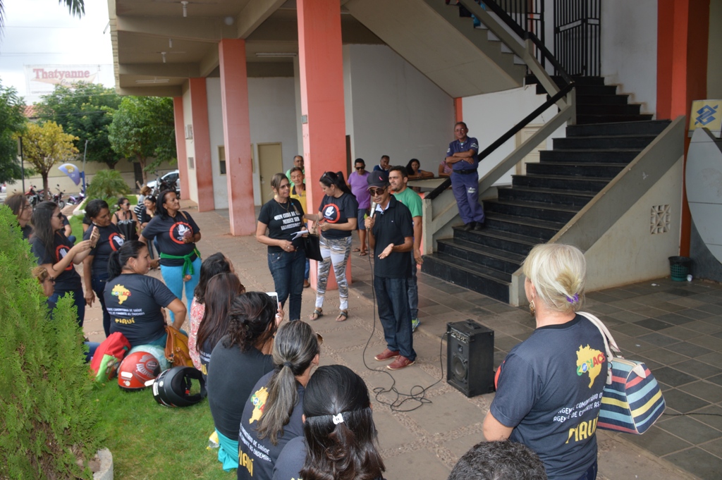 Agentes de Saúde promovem protesto na Prefeitura de Picos.