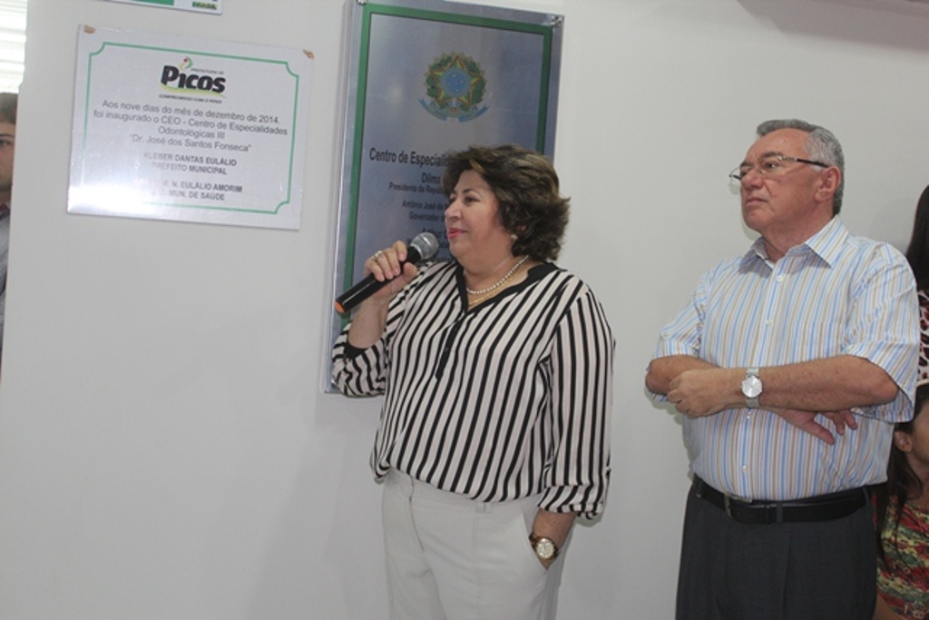 Ana Eulálio, então secretária de Saúde, anuncia como seria o atendimento no CEO