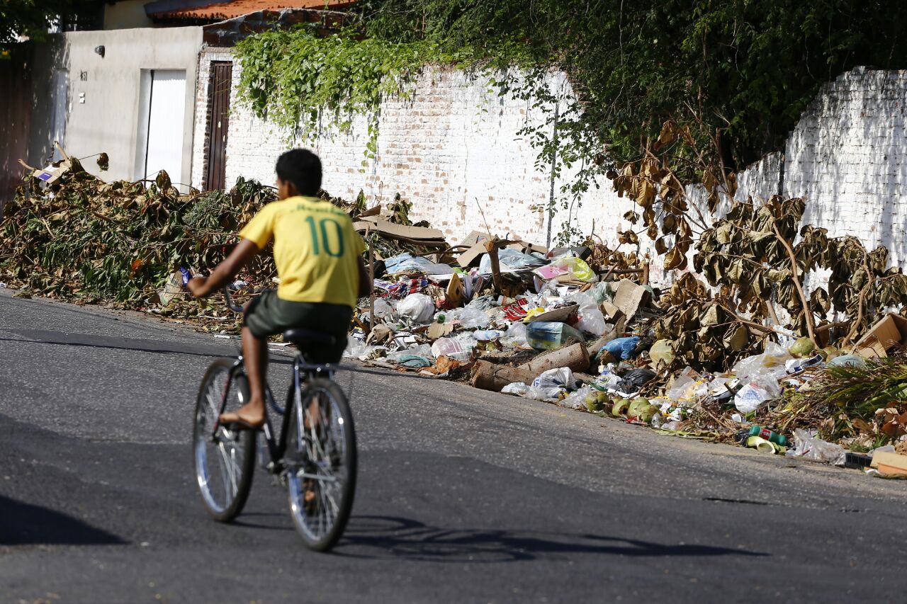 Lixo despejado de forma irregular ao lado de terreno abandonado