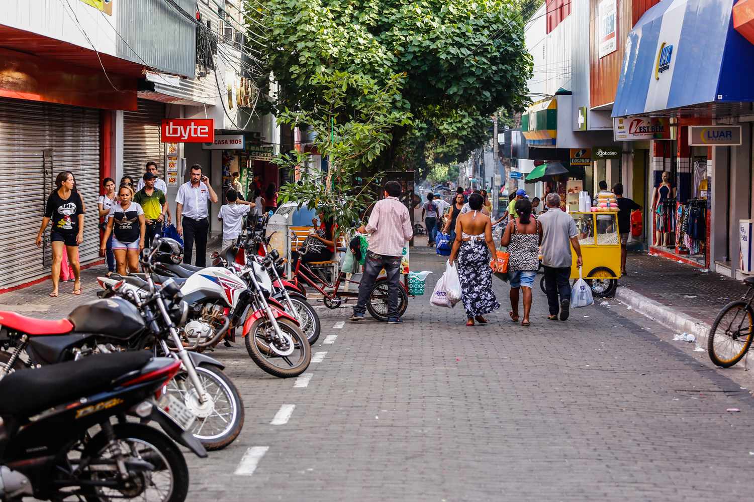 Consumidores no centro da cidade 