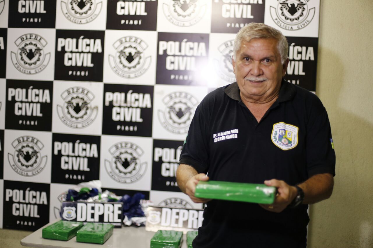 Menandro Pedro mostra cocaína apreendida