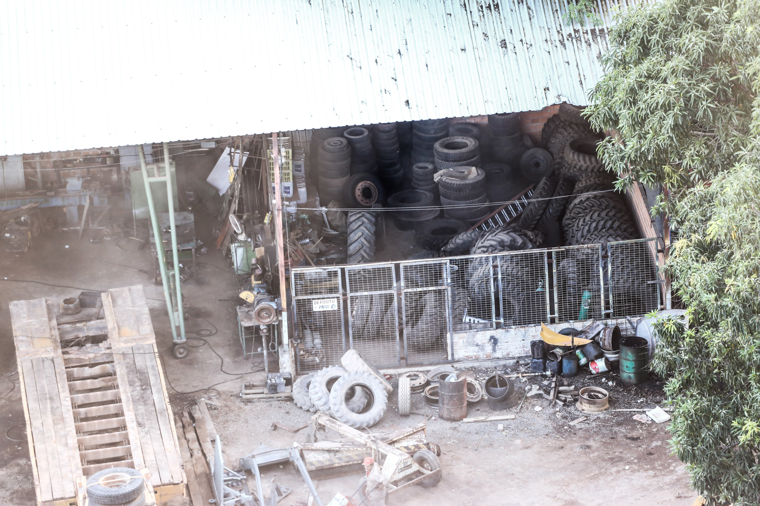 Local funciona como depósito e garagem da empresa