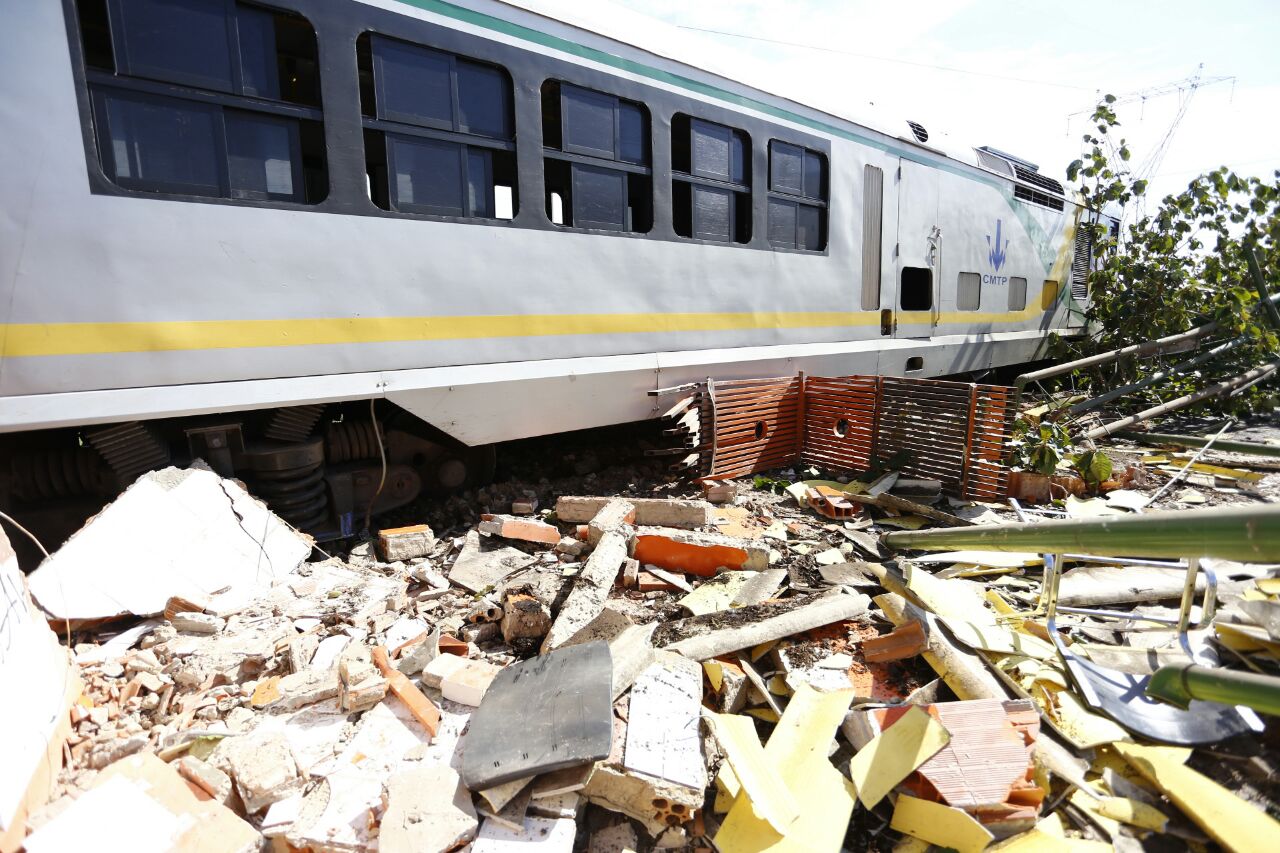 Metrô descarrila e destrói muro de estação em Teresina