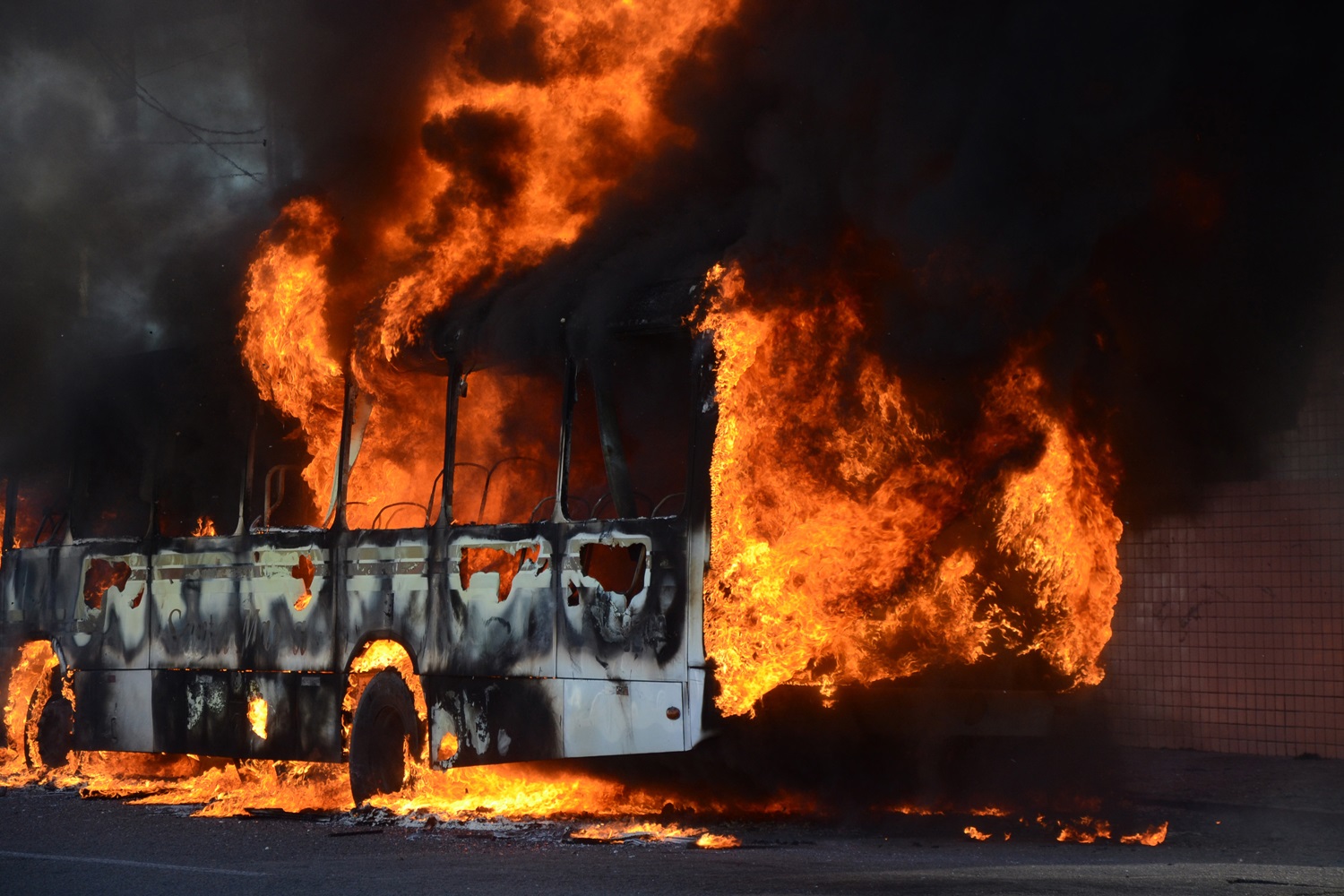 Ônibus foi incendiado 