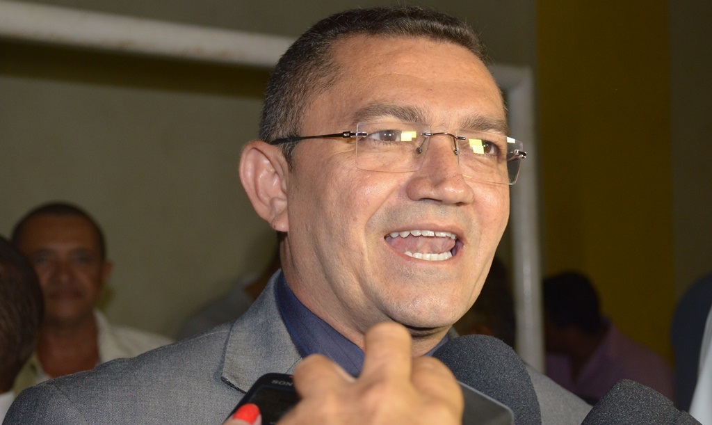 Padre Walmir acaba com expediente corrido nos órgãos municipais