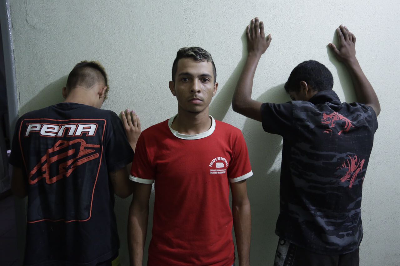 João Vitor da Silva Costa e dois dos indivíduos que foram apreendidos