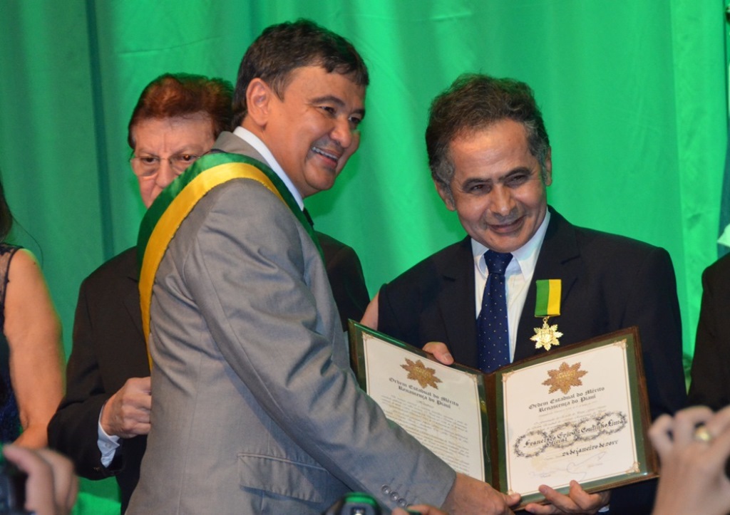 Erivan Lima exibe comenda