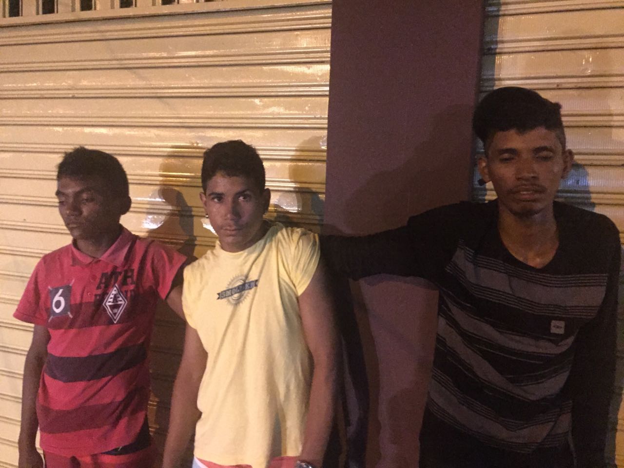  João Gabriel (de camisa vermelha), John Weslley (de camisa amarela) e Francisco Elias (de camisa preta).