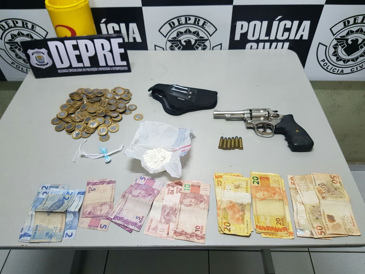 No local foram apreendidos cocaína e um revólver calibre 38