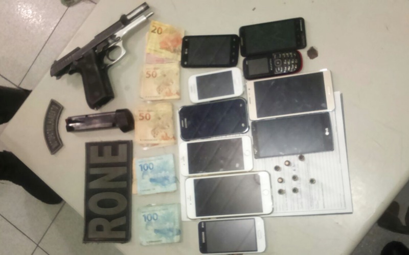Pistola apreendida com o grupo