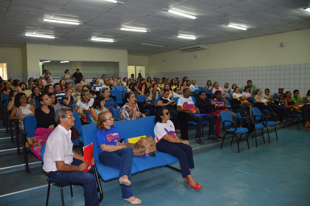 Trabalhadores em educação podem entrar em greve