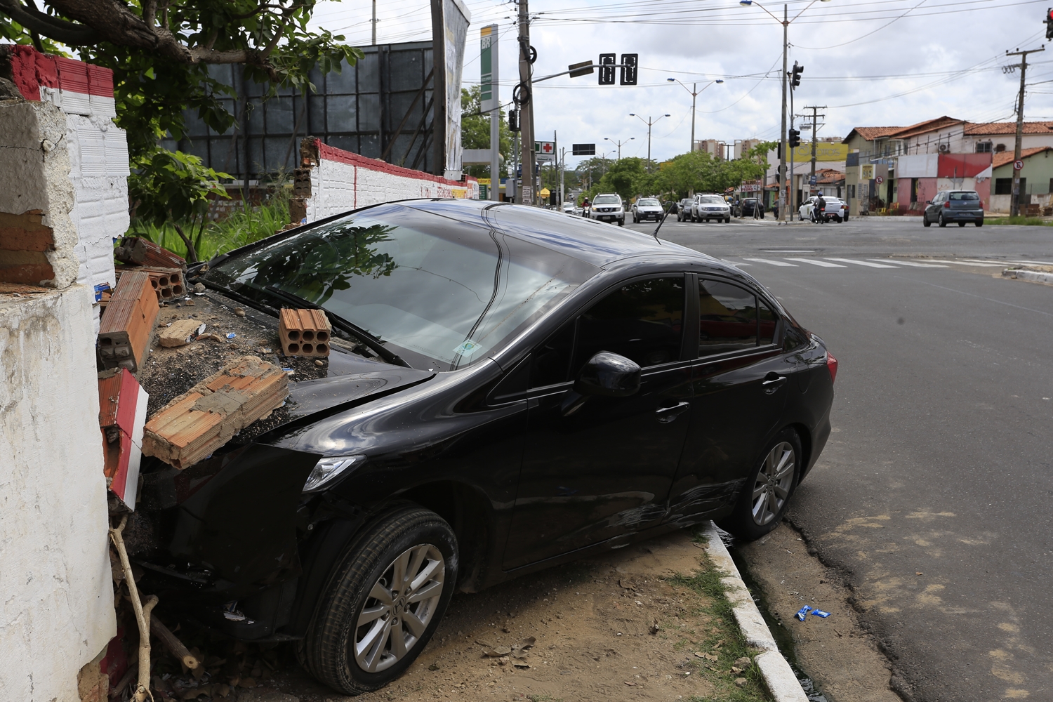 Veículo colidiu em um muro