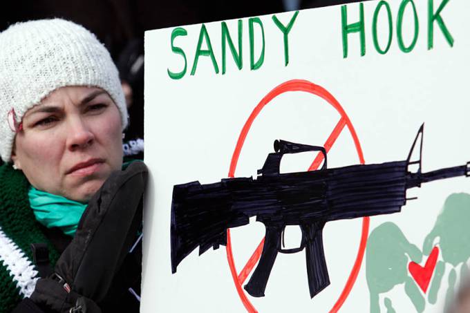 Mulher durante manifestação contra armas nos EUA